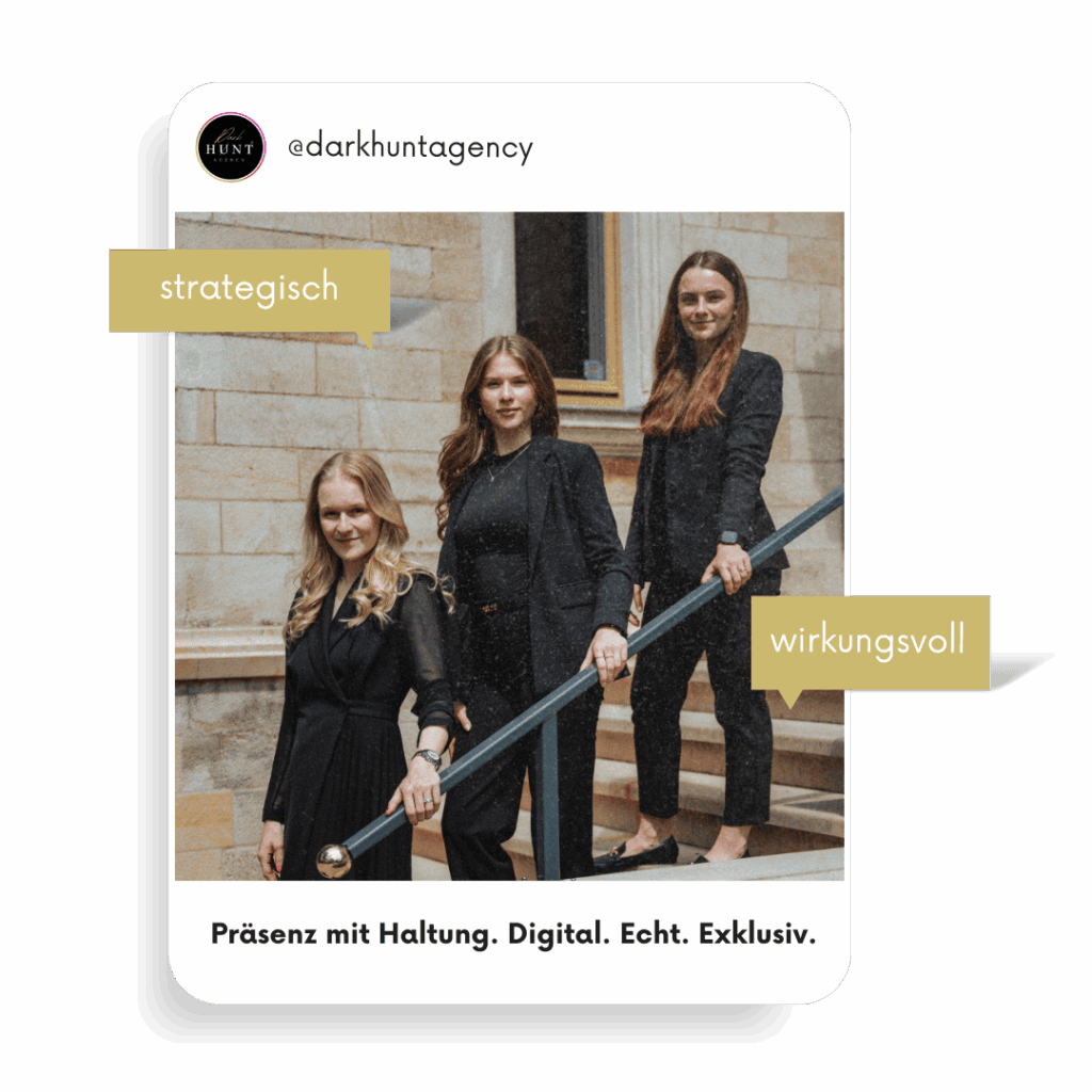 Drei Frauen in schwarzen Outfits stehen auf einer Steintreppe – strategisch und wirkungsvoll. Team von Darkhunt Agency.