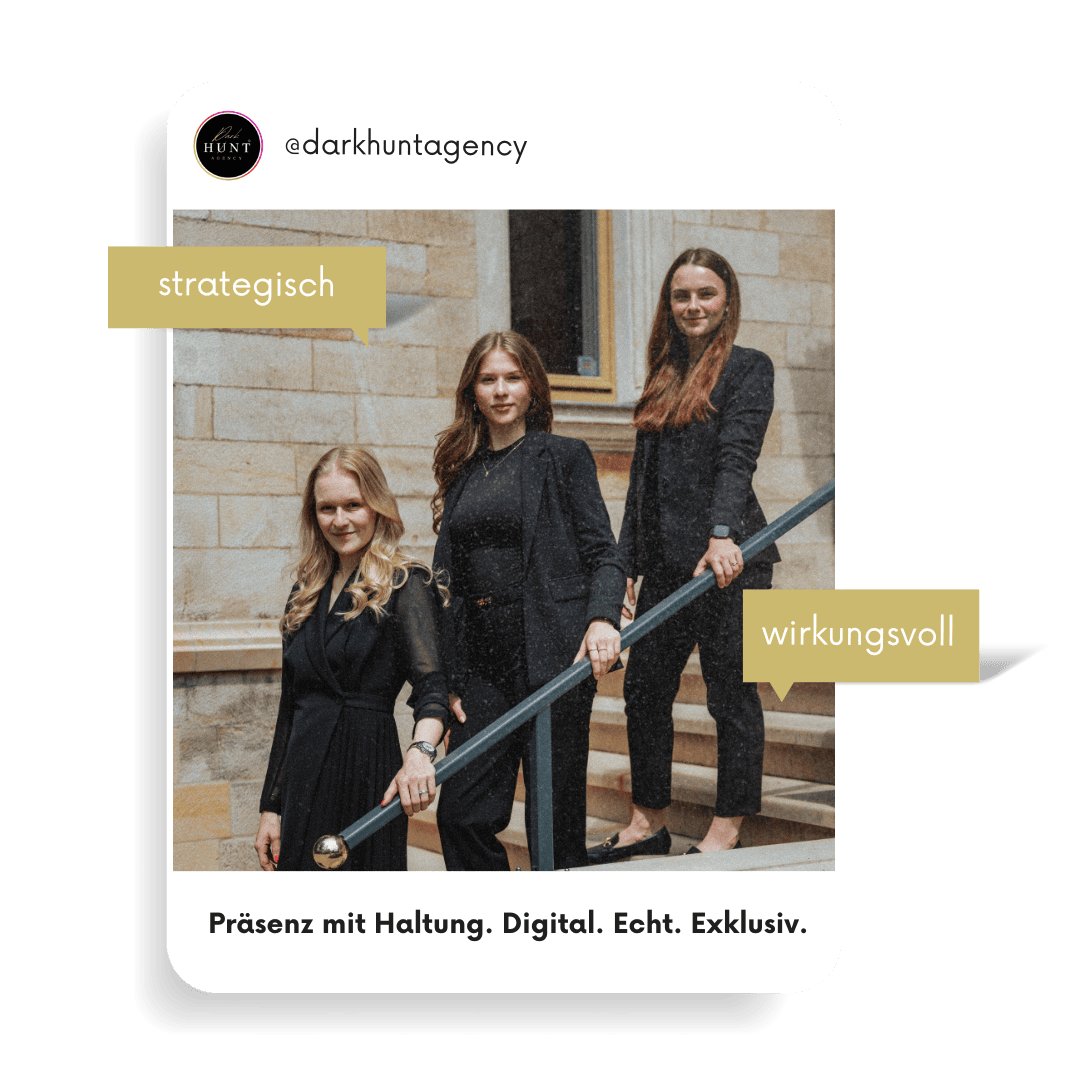 Drei Frauen in schwarzen Outfits stehen auf einer Steintreppe – strategisch und wirkungsvoll. Team von Darkhunt Agency.