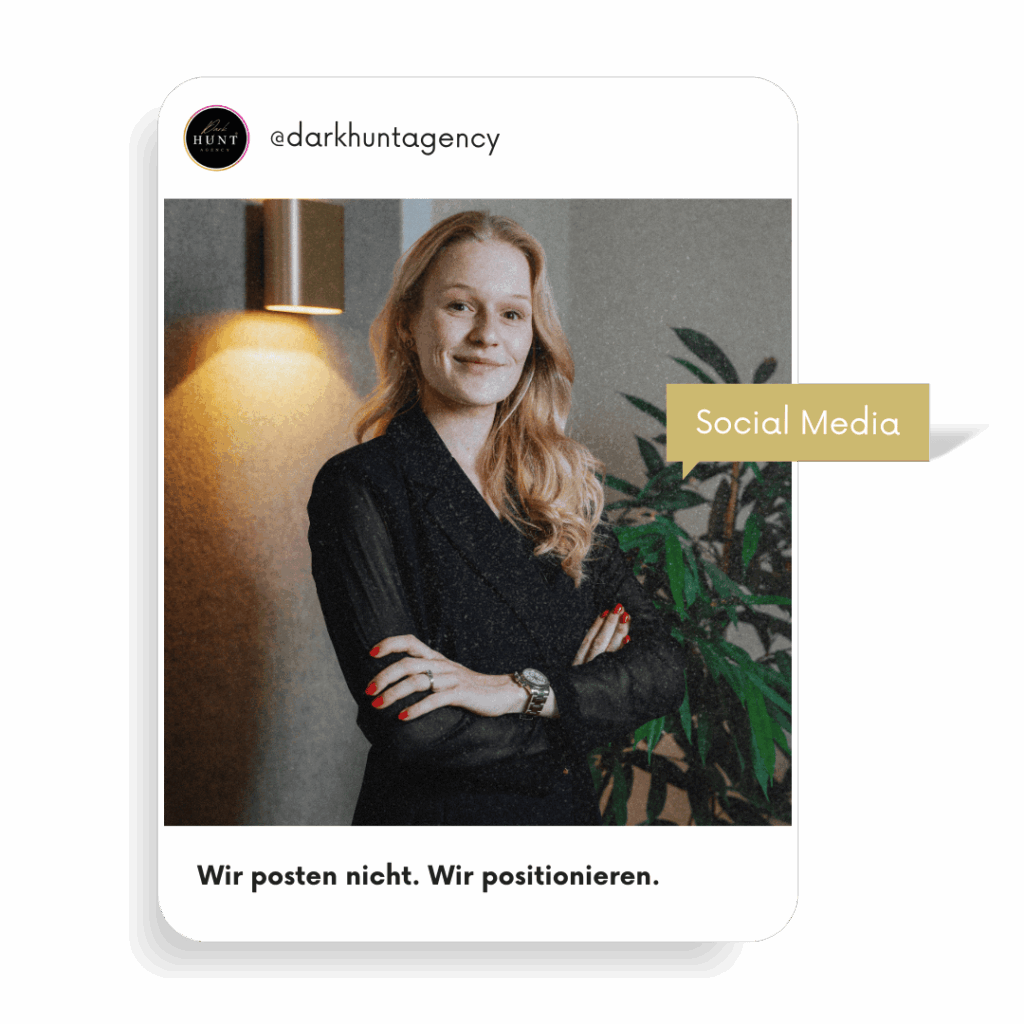 Charlotte mit verschränkten Armen lächelt selbstbewusst vor einer Wandlampe und Pflanzen – Social Media Positionierung.