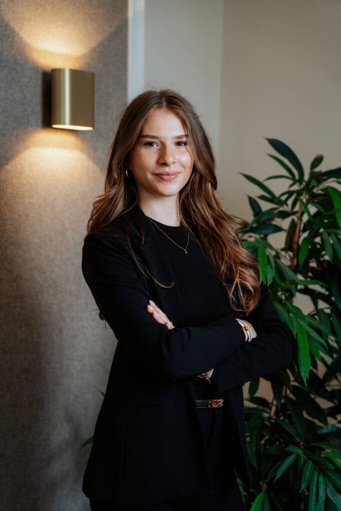 Helene – Social Media Expertin bei der Darkhunt Agency in Dresden. Spezialistin für strategische Planung, datengetriebene Kampagnen und kreative Content-Entwicklung.