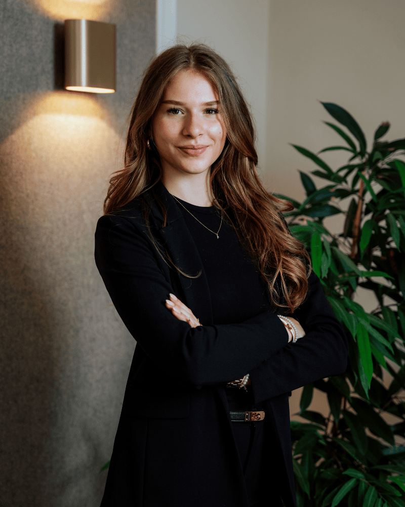 Helene – Social Media Expertin bei der Darkhunt Agency in Dresden. Spezialistin für strategische Planung, datengetriebene Kampagnen und kreative Content-Entwicklung.