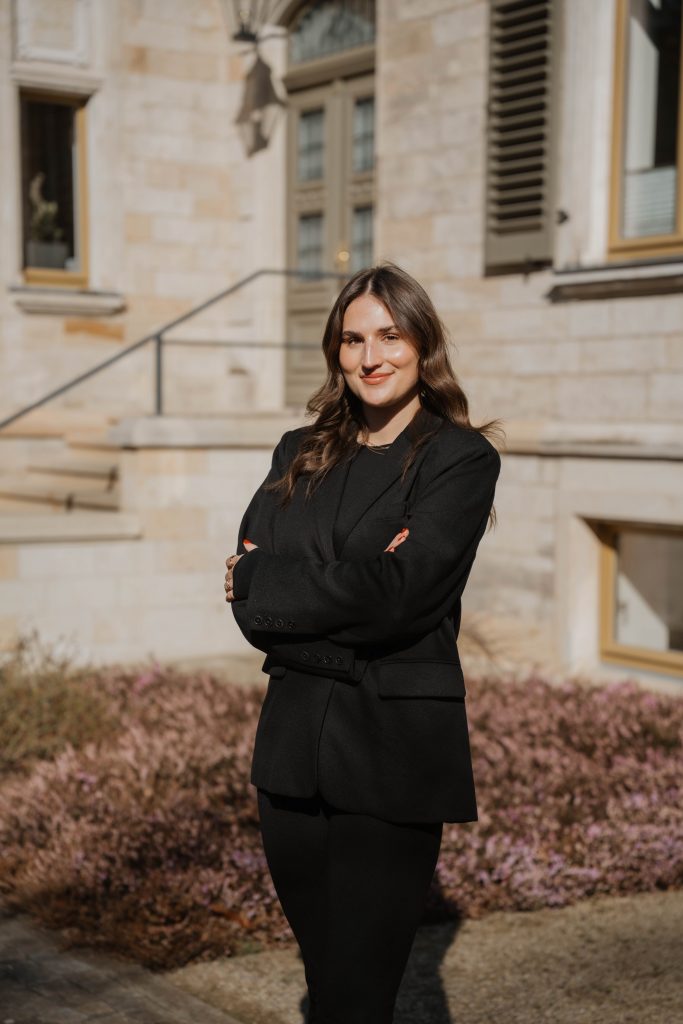 Lena als Teil der Social Media Agentur Darkhunt Agency Dresden